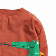 Boys’ knitted cotton t-shirt with crocodile graphic, fun casual wear.