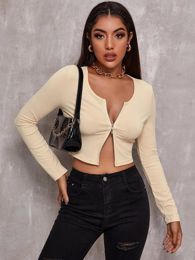 Women’s ribbed front-zip crop top in beige, trendy and fitted.