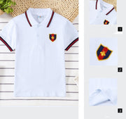 Boys’ polo t-shirt in white with embroidered patch, classic casual style